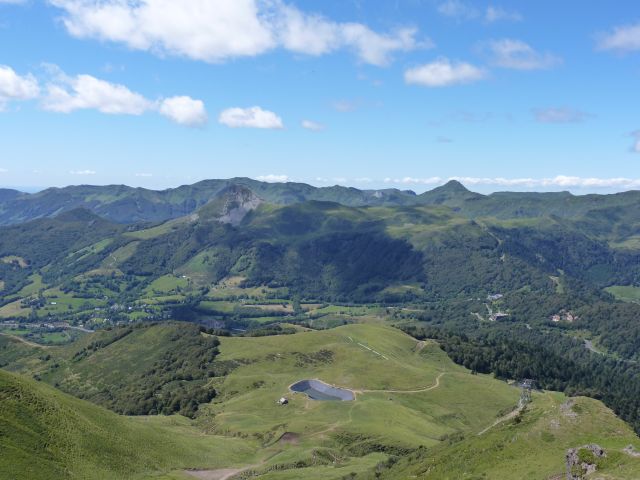 Vue sur les sommets du Cantal, qui ne font qu'un, puisqu'ils constituent, le plus grand volcan d'Europe inactif, de type "stratovolcan" tel l'Etna, volcan encore actif.