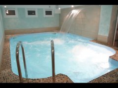 Piscine de la balnéothérapie de l'hôtel Rocher du Cerf. Espace Kaï-län. Un partenariat vous permet de bénéficier d'avantages sur les soins et l'entrée à l'espace forme où se trouve la piscine.