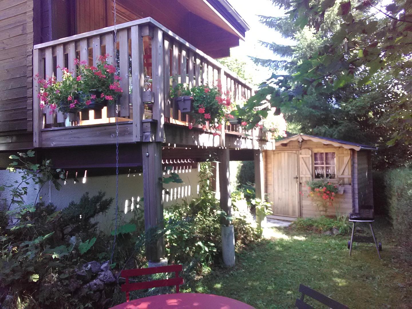 Le jardin en été.
