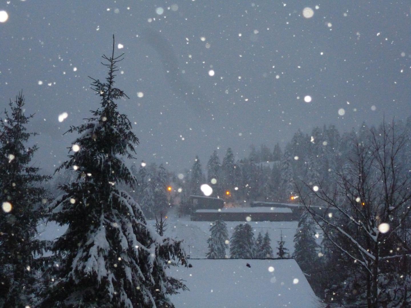 La station du Lioran sous la neige à la tombée de la nuit.